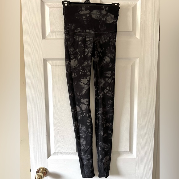 Lululemon tie dye black leggings - Picture 4 of 4